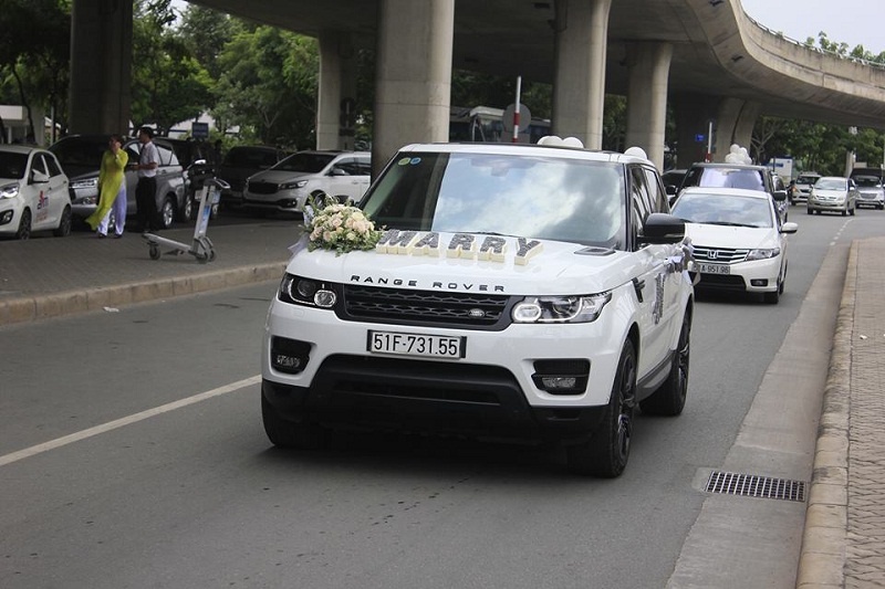 minh nhua lang man voi dan xe sang range rover don vo