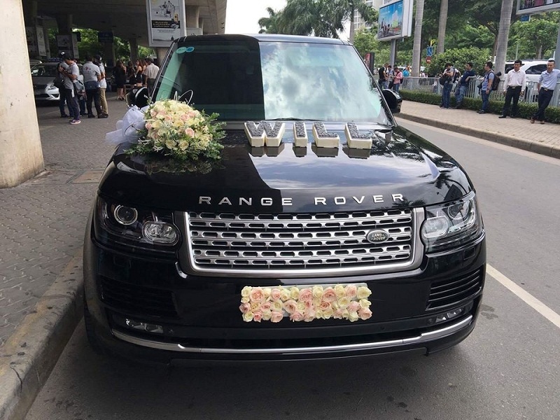 minh nhua lang man voi dan xe sang range rover don vo