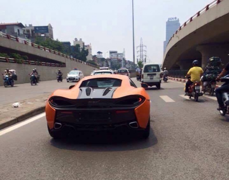McLaren 570S Coupe thứ 2 xuất hiện trên đường phố Hà Nội