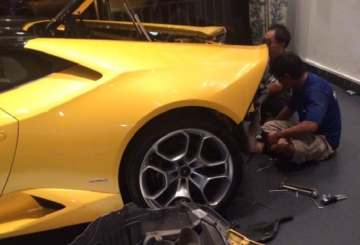 Cường đô-la độ ống xả Akrapovic cho Lamborghini Huracan