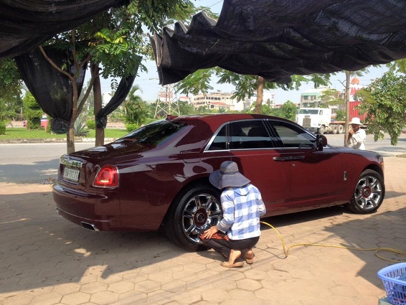 video rolls royce ghost bien doc tren pho