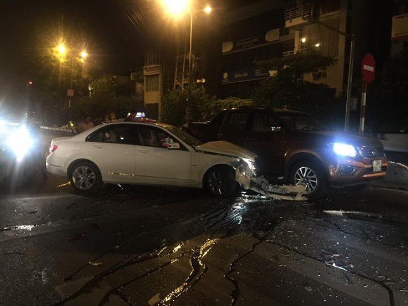 xe sang mercedes c250 gay tai nan tai ha noi roi bo tron