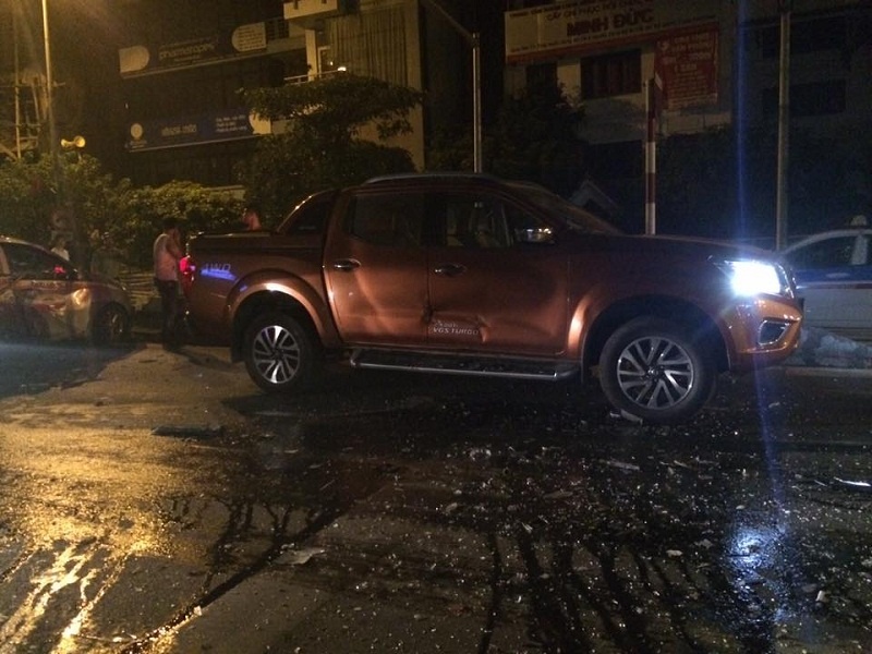 xe sang mercedes c250 gay tai nan tai ha noi roi bo tron