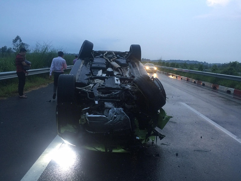 suv hang sang porsche cayenne lat ngua tren cao toc