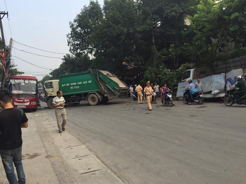 Hà Nội: Xe chở rác gây tai nạn liên hoàn, một người tử vong ha noi xe rac gay tai nan lien hoan mot nguoi tu vong