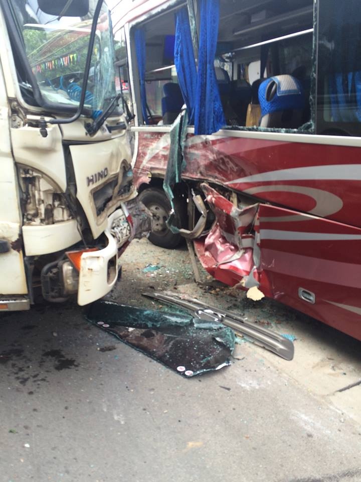 Hà Nội: Xe chở rác gây tai nạn liên hoàn, một người tử vong ha noi xe rac gay tai nan lien hoan mot nguoi tu vong