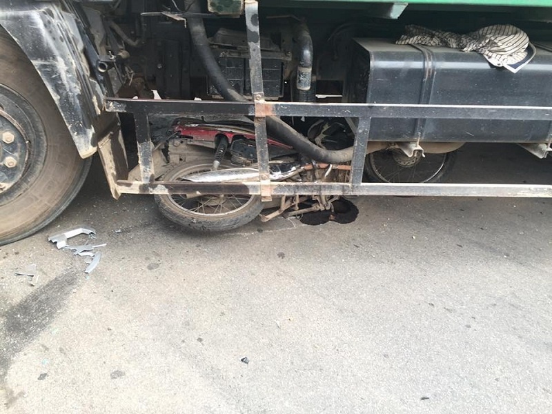 Hà Nội: Xe chở rác gây tai nạn liên hoàn, một người tử vong ha noi xe rac gay tai nan lien hoan mot nguoi tu vong