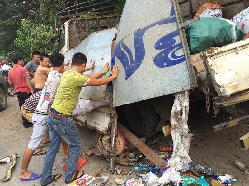 Hà Nội: Xe chở rác gây tai nạn liên hoàn, một người tử vong ha noi xe rac gay tai nan lien hoan mot nguoi tu vong