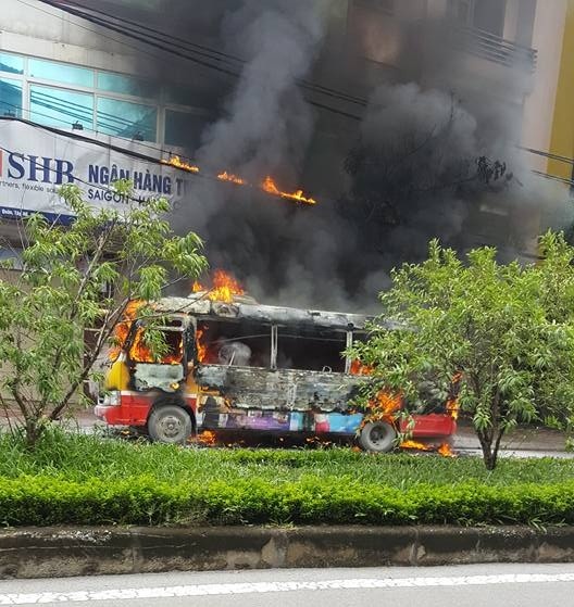 xe buyt boc chay tro khung tren pho ha noi
