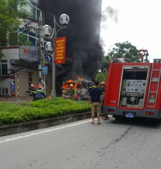 xe buyt boc chay tro khung tren pho ha noi