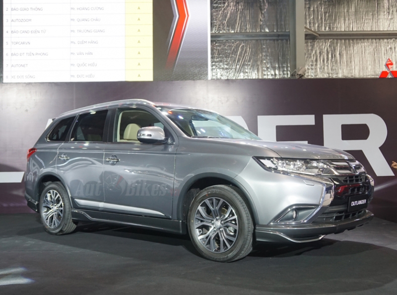 Giá lăn bánh Mitsubishi Outlander 2018