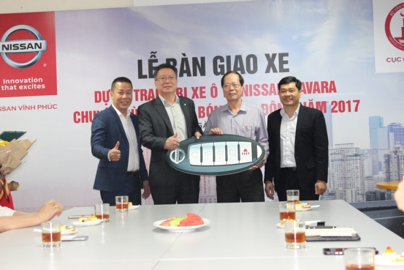 nissan viet nam ban giao navara phuc vu chieu bong luu dong