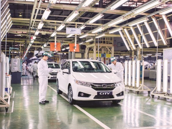 Ô tô kêu khó vì quy định mới: Đồng loạt gửi đơn kiến nghị