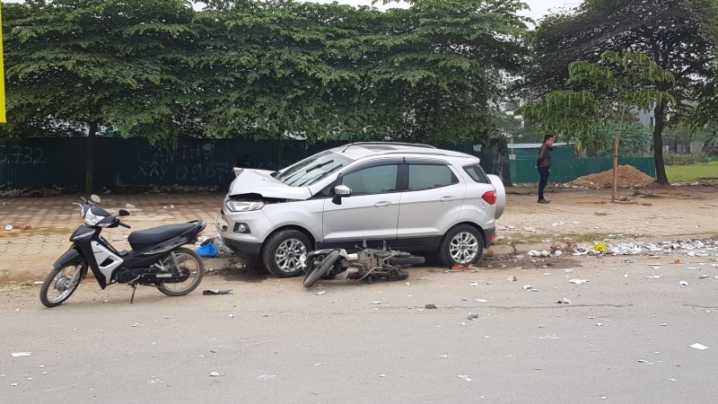 Video: Ô tô tông liên hoàn, 2 vợ chồng cuốn vào gầm xe tử vong video o to tong lien hoan 2 vo chong cuon vao gam xe tu vong