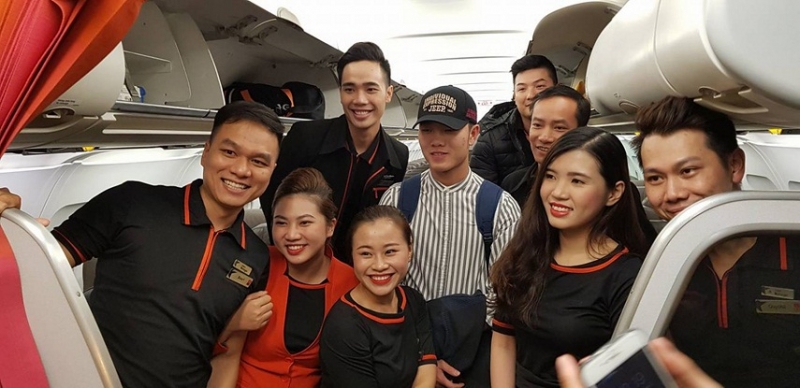 HLV Park Hang Seo và trợ lý bất ngờ bay Jetstar Pacific HLV Park Hang Seo và trợ lý bất ngờ bay Jetstar Pacific