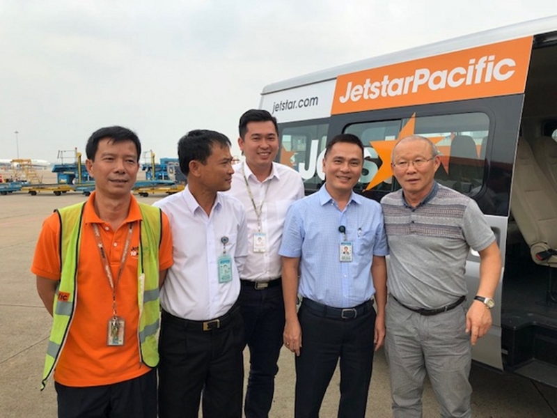 HLV Park Hang Seo và trợ lý bất ngờ bay Jetstar Pacific