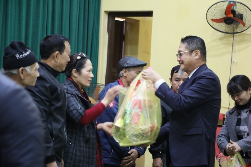 toyota vie t nam trao ta ng qua te t ta i vi nh phu c