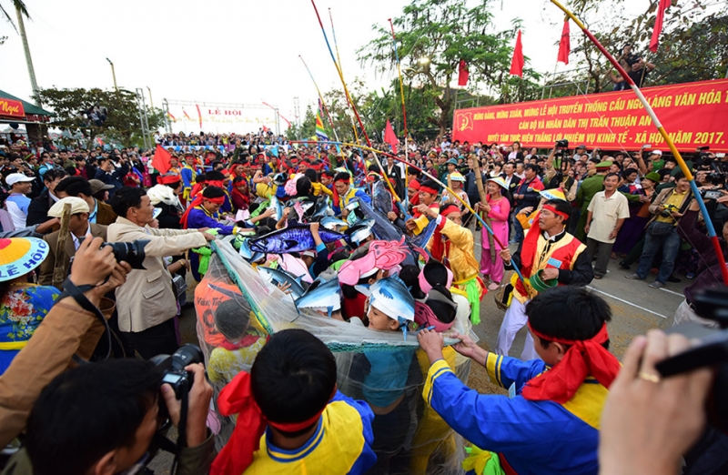 do vat thuong neu va 6 le hoi dau nam hap dan o hue