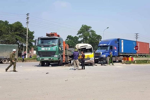 3 ô tô kẹp xe máy trên đại lộ Thăng Long, 2 vợ chồng thiệt mạng