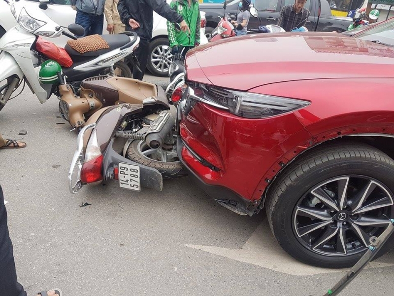 nu tai xe mazda tong lien hoan 8 xe may o nga tu so