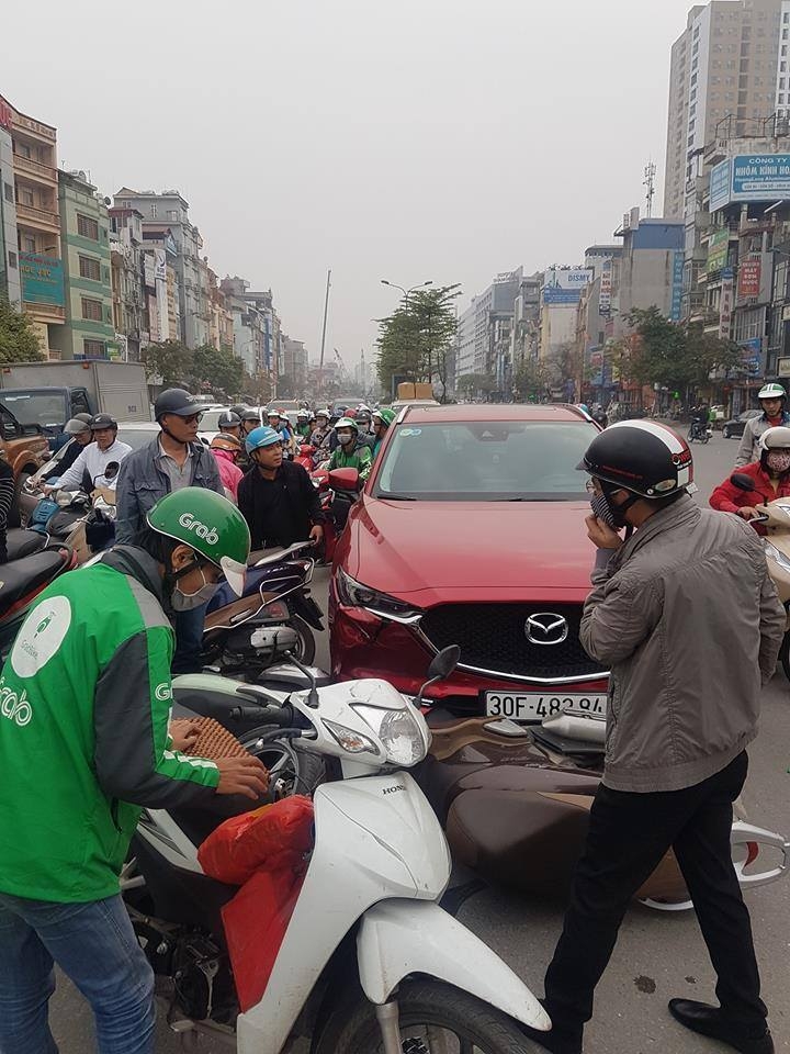 nu tai xe mazda tong lien hoan 8 xe may o nga tu so