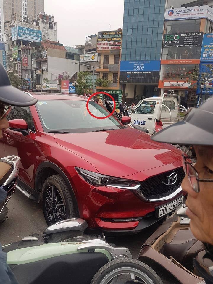 nu tai xe mazda tong lien hoan 8 xe may o nga tu so