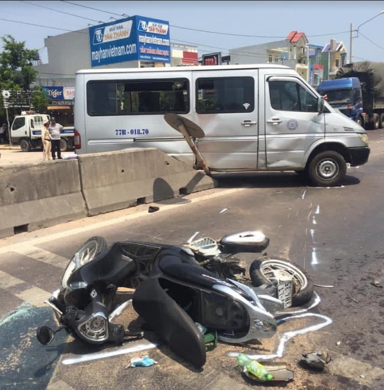 binh dinh va cham voi xe khach nguoi dan ong chet tham