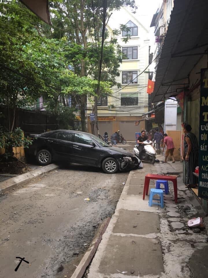 Hà Nội: Nữ tài xế Camry lùi xe cán chết người