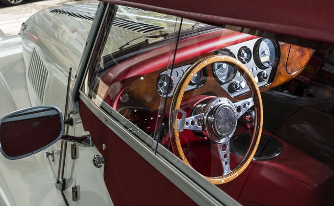 morgan plus 4 xe mui tran hang hiem dau tien ve viet nam