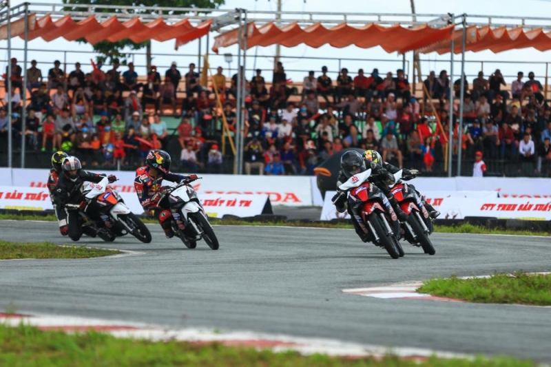 chang 1 giai dua xe mo to viet nam 2018 toc do quyen cam xuc