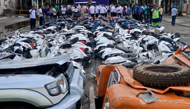 Philippines phá hủy hàng trăm ôtô, xe máy nhập lậu