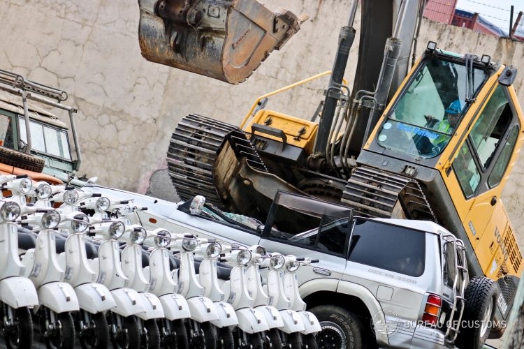 Philippines phá hủy hàng trăm ôtô, xe máy nhập lậu