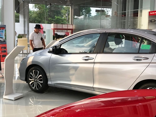 Ôtô lắp ráp giảm giá trước áp lực xe nhập khẩu sắp về