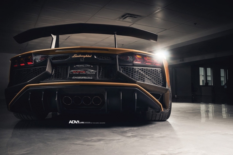 Lamborghini Aventador SV Roadster khoác màu gold đặc biệt