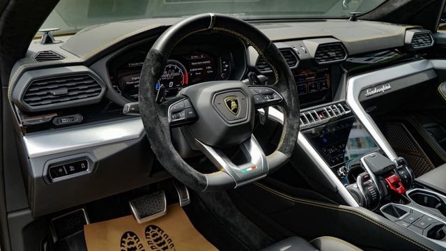 Lamborghini Urus 21 tỷ màu độc về tay đại gia Sài Gòn Lamborghini Urus 21 tỷ màu độc về tay đại gia Sài Gòn