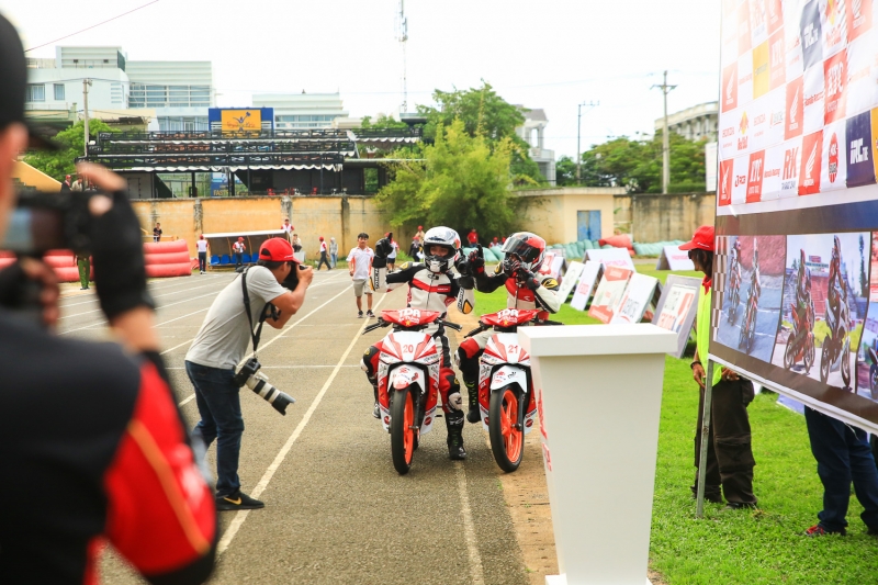 cha ng 3 giai dua mo to cup quoc gia 2018 ruc lua man nhan