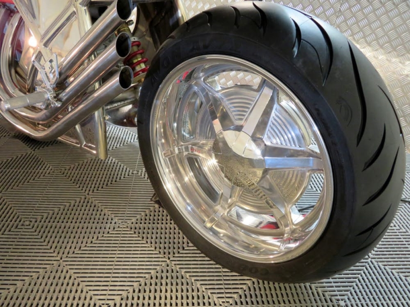 Môtô sử dụng động cơ siêu xe giá 135.000 USD