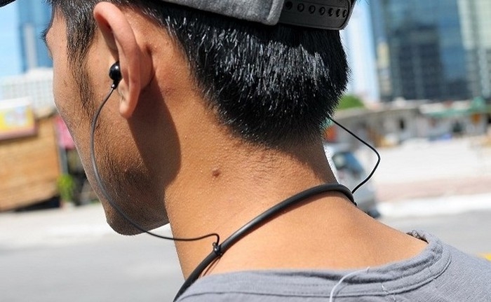 Đeo tai nghe khi điều khiển xe máy có bị phạt? deo tai nghe khi dieu khien xe may co bi phat