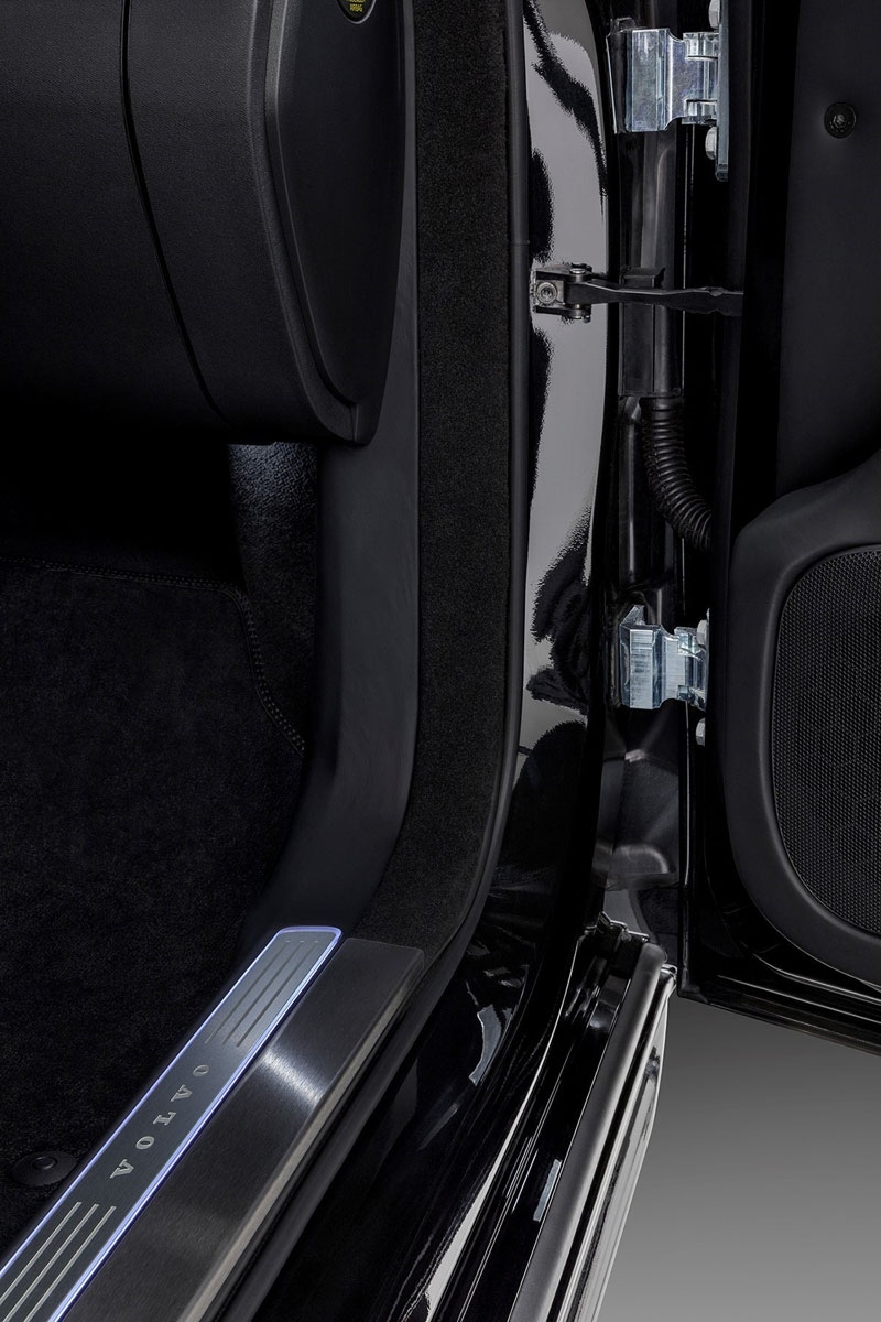 Xe sang bọc thép XC90 của Volvo có thể chịu lực công phá của 15 kg TNT Xe sang bọc thép XC90 của Volvo có thể chịu lực công phá của 15 kg TNT