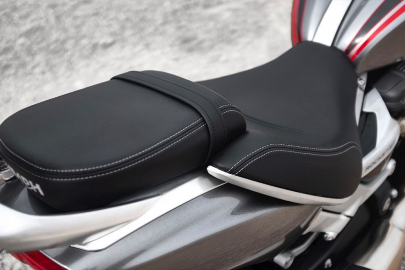 triumph rocket 3 co them phien ban r va gt