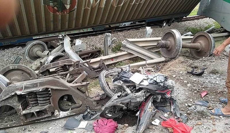 video xe tai vuot duong sat tau hoa cho hang dut khuc o nghe an