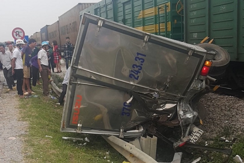 video xe tai vuot duong sat tau hoa cho hang dut khuc o nghe an