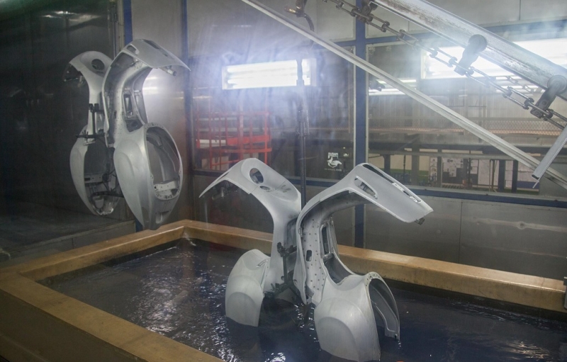 kham pha bi mat an sau duong cong muot ma cua xe vespa