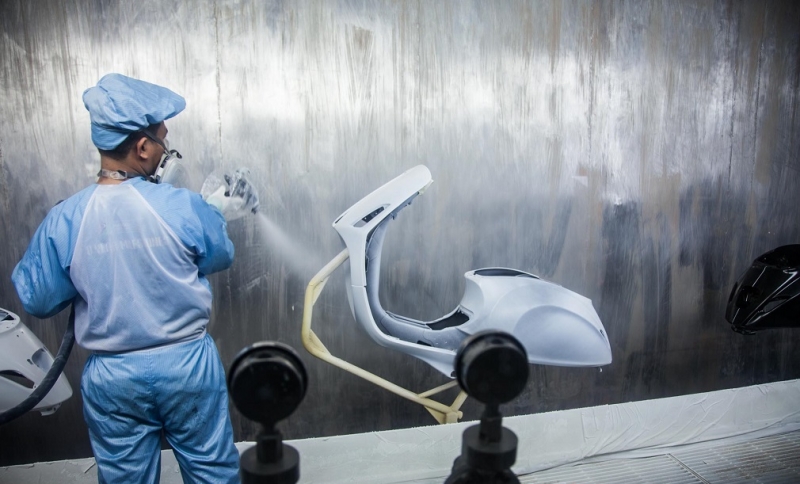 kham pha bi mat an sau duong cong muot ma cua xe vespa