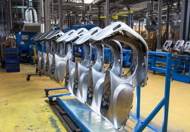 kham pha bi mat an sau duong cong muot ma cua xe vespa