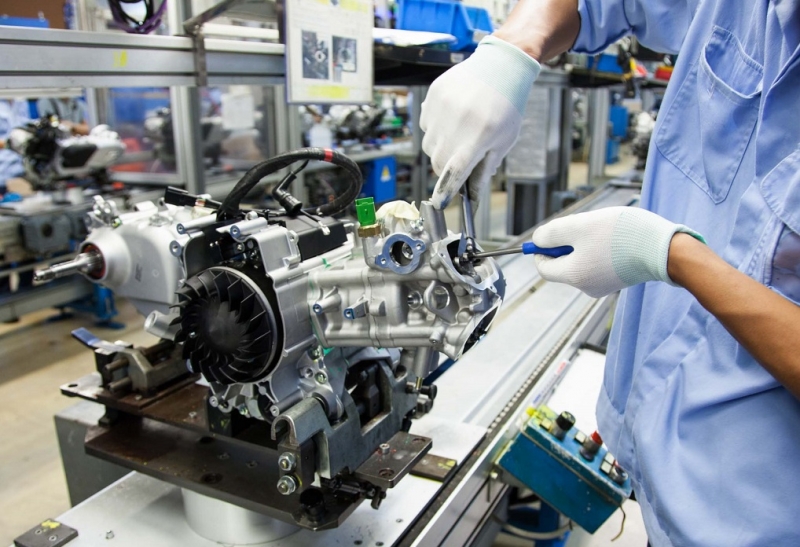 kham pha bi mat an sau duong cong muot ma cua xe vespa