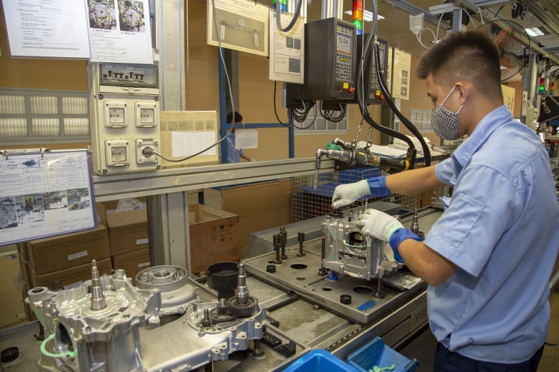 kham pha bi mat an sau duong cong muot ma cua xe vespa