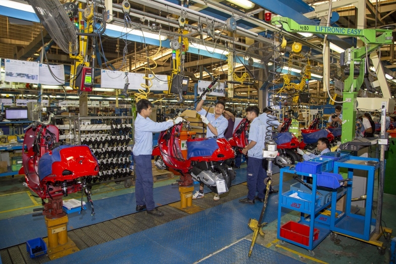 kham pha bi mat an sau duong cong muot ma cua xe vespa