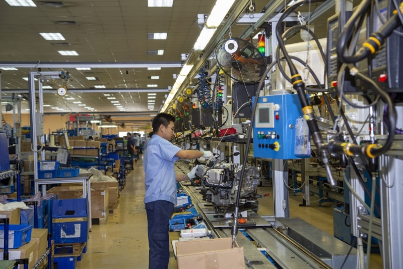 kham pha bi mat an sau duong cong muot ma cua xe vespa