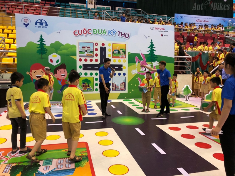 12 nam toyota cung em hoc atgt dong hanh cung tre em viet